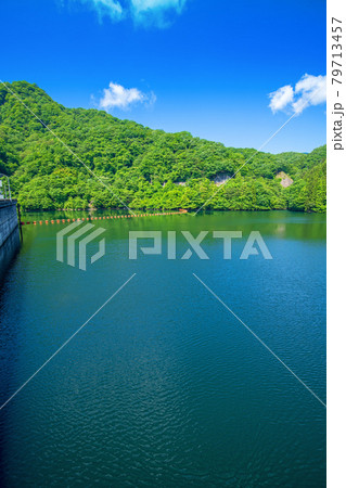 霧積ダム 霧積湖 堤防からの眺め 初夏の周辺景色 霧積ダム 霧積湖 堤防からの眺め 初夏の周辺景色 79713457