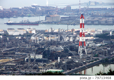倉敷市の水島コンビナートの工場夕景 79713468