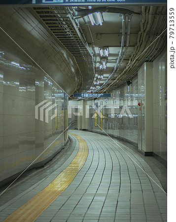 東京都、地下鉄メトロ竹橋駅の通路風景 東京都、地下鉄メトロ竹橋駅の通路風景 79713559