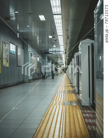 東京都、地下鉄メトロの竹橋駅ホーム風景 東京都、地下鉄メトロの竹橋駅ホーム風景 79713573