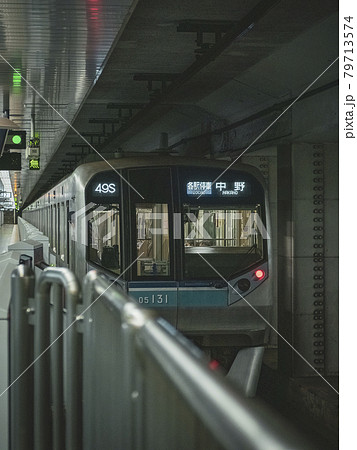 東京都、地下鉄メトロの竹橋駅ホームから見る車両風景 79713574