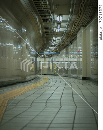 東京都、地下鉄メトロ竹橋駅の通路風景 東京都、地下鉄メトロ竹橋駅の通路風景 79713576