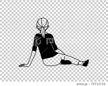 脚を崩して横座りしている女性の後姿-黒 79713728