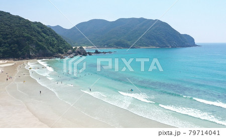 青い海と白く美しいビーチ[五島列島 福江島 高浜海水浴場]【空撮】 79714041
