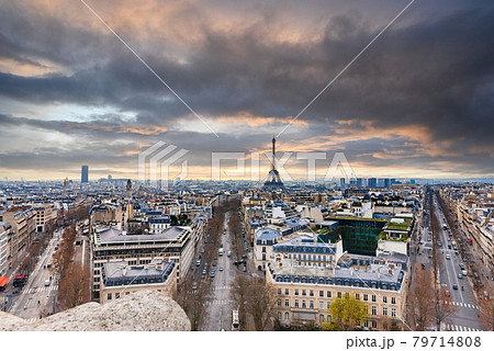 冬のパリ　凱旋門から眺めるエッフェル塔 79714808