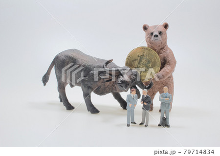 figure with Bull and bear silhouettes and bitcoin symbol figure with Bull and bear silhouettes and bitcoin symbol 79714834