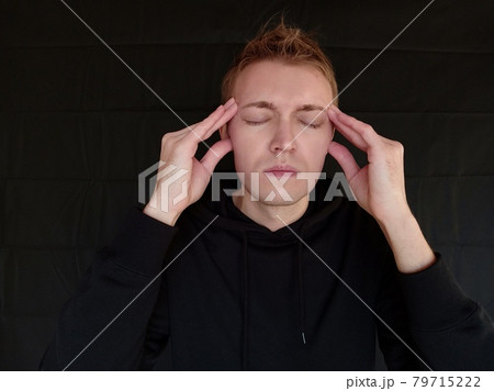 もういい！頭が痛いとジェスチャーで表している外国人男性　黒バック 79715222