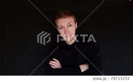 「ほらね、その通りになったでしょう」と表現をしている男 外国人男性 黒バック 「ほらね、その通りになったでしょう」と表現をしている男 外国人男性 黒バック 79715252
