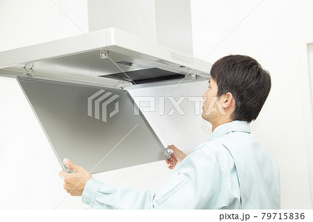 換気扇の点検をする作業員 換気扇の点検をする作業員 79715836