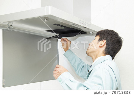 換気扇の点検をする作業員 79715838