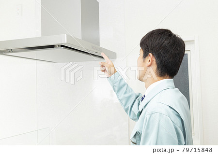 換気扇の点検をする作業員 換気扇の点検をする作業員 79715848
