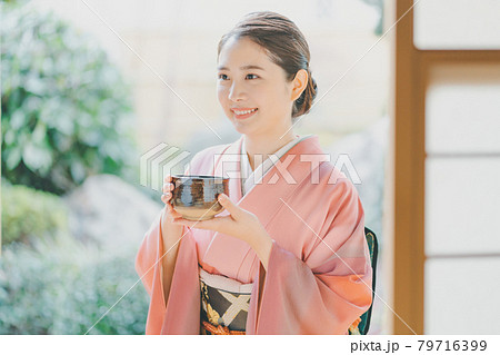 抹茶を飲む着物姿の20代女性 79716399