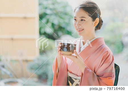 抹茶を飲む着物姿の20代女性 抹茶を飲む着物姿の20代女性 79716400