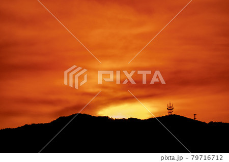 赤く染まった神秘的な西の空 79716712