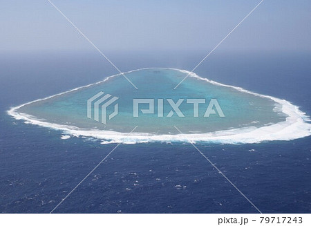 沖ノ鳥島、日本最南端に位置しサンゴ礁に囲まれた東京都の孤島をフィリピン海の上空から見る 79717243