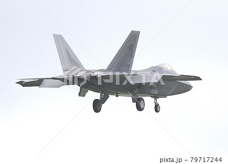 大空を飛行するアメリカ空軍のステルス戦闘機F-22Aラプター 79717244