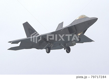 大空を飛行するアメリカ空軍のステルス戦闘機F-22Aラプター 79717284