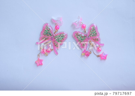 手作りの蝶々のキッズ用イヤリング 79717697