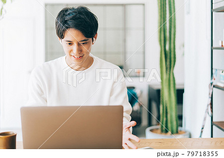 テレワークをする男性 テレワークをする男性 79718355