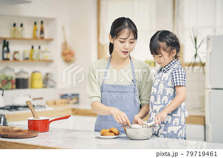 親子でお菓子づくり 親子でお菓子づくり 79719461