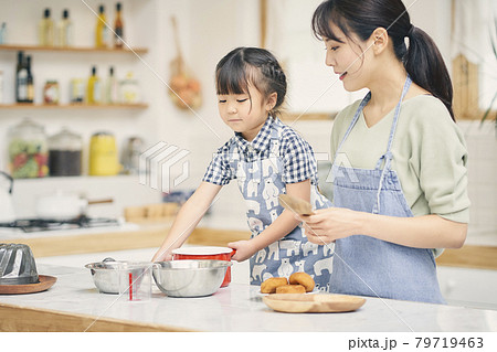 親子でお菓子づくり 79719463