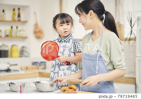 親子でお菓子づくり 79719465
