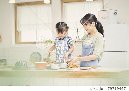 親子でお菓子づくり 親子でお菓子づくり 79719467