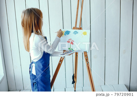 Little girl drewing 79720901