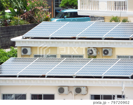 日強い日差しを集める沖縄の屋根に設置された住宅の太陽光パネル 79720902