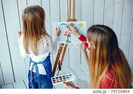 Mom and daughter are drawing Mom and daughter are drawing 79720904