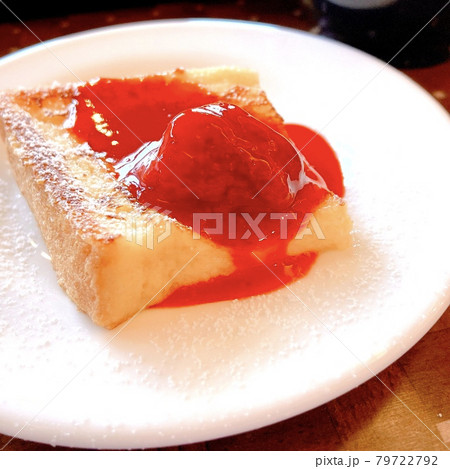 イチゴジャムをのせたフレンチトーストのクローズアップ 79722792