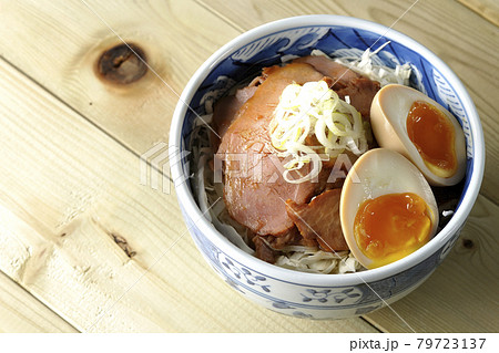 キャベツの千切りに味玉、ネギがトッピングされた焼豚丼を俯瞰で撮影 キャベツの千切りに味玉、ネギがトッピングされた焼豚丼を俯瞰で撮影 79723137