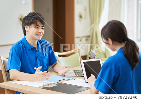 介護プランについて話し合う介護士 79723240