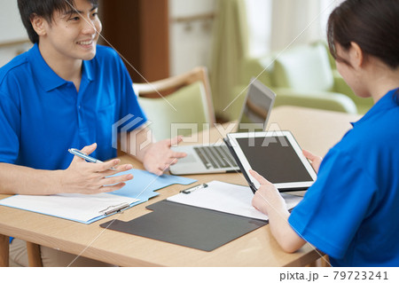 介護プランについて話し合う介護士 79723241