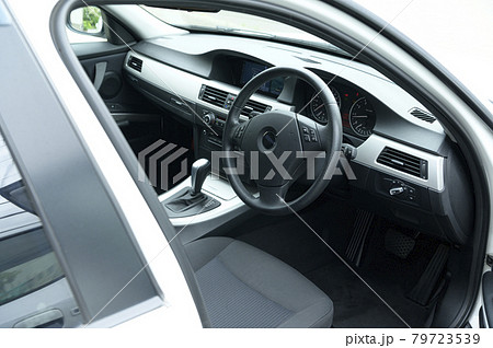 車の運転席 79723539