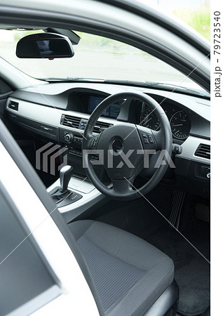 車の運転席 79723540