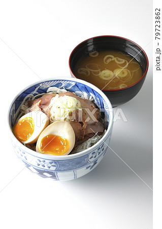 キャベツの千切りに味玉、ネギがトッピングされた焼豚丼と味噌汁のセットを白背景で撮影 キャベツの千切りに味玉、ネギがトッピングされた焼豚丼と味噌汁のセットを白背景で撮影 79723862