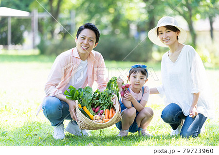 家族 農業体験 親子 ファミリーイメージ 79723960