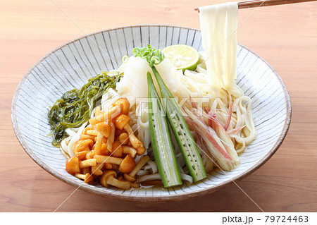 なめこおろしと夏野菜の冷しうどん　箸上げ 79724463
