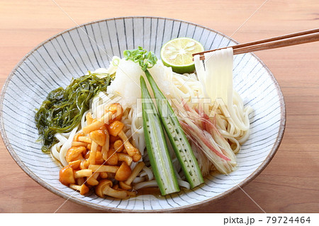 なめこおろしと夏野菜の冷やしうどん 箸上げ なめこおろしと夏野菜の冷やしうどん 箸上げ 79724464