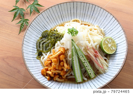 なめこと夏野菜の冷しうどん　俯瞰 79724465