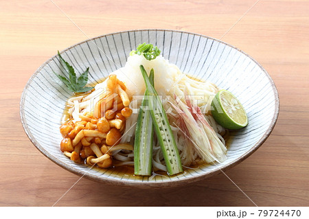 テーブルの冷やしなめこおろしうどん テーブルの冷やしなめこおろしうどん 79724470