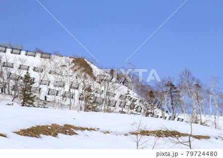 三月、残雪の美幌と弟子屈町を結ぶ国道243号線 79724480