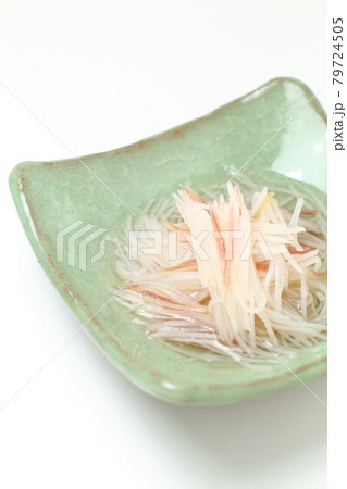 野菜の酢の物、茗荷とじゃがいものシャキシャキ千切り出汁酢の物 79724505