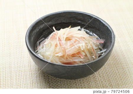 野菜の酢の物、茗荷とじゃがいものシャキシャキ千切り出汁酢の物 79724506