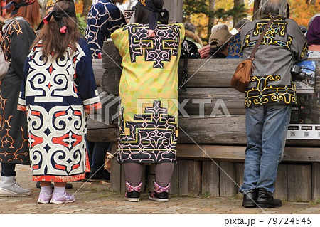 アイヌの美しい刺繍の民族衣装を着て、まりも祭りに集う人々の写真素材