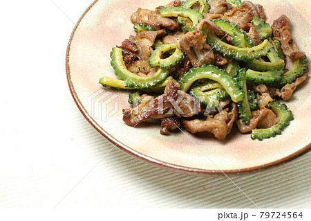 夏野菜ゴーヤと豚肉の香ばしいごま油と黒コショウの効いたピリ辛炒め 79724564
