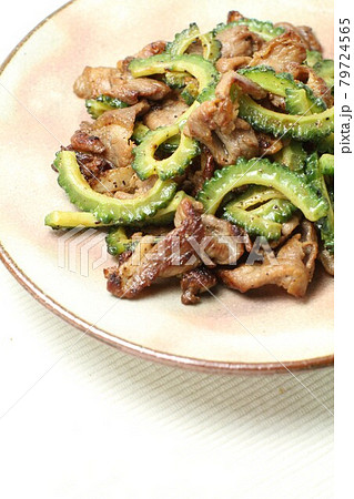 夏野菜ゴーヤと豚肉の香ばしいごま油と黒コショウの効いたピリ辛炒め 夏野菜ゴーヤと豚肉の香ばしいごま油と黒コショウの効いたピリ辛炒め 79724565