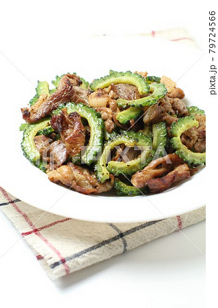夏野菜ゴーヤと豚肉の香ばしいごま油と黒コショウの効いたピリ辛炒め 夏野菜ゴーヤと豚肉の香ばしいごま油と黒コショウの効いたピリ辛炒め 79724566