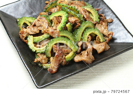 夏野菜ゴーヤと豚肉の香ばしいごま油と黒コショウの効いたピリ辛炒め 夏野菜ゴーヤと豚肉の香ばしいごま油と黒コショウの効いたピリ辛炒め 79724567